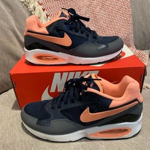 Nike Sz 8 Air Max Motion Navy Peach